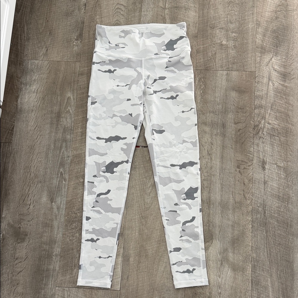 NWOT Mono b ladies White/Gray Camouflage Leggings S